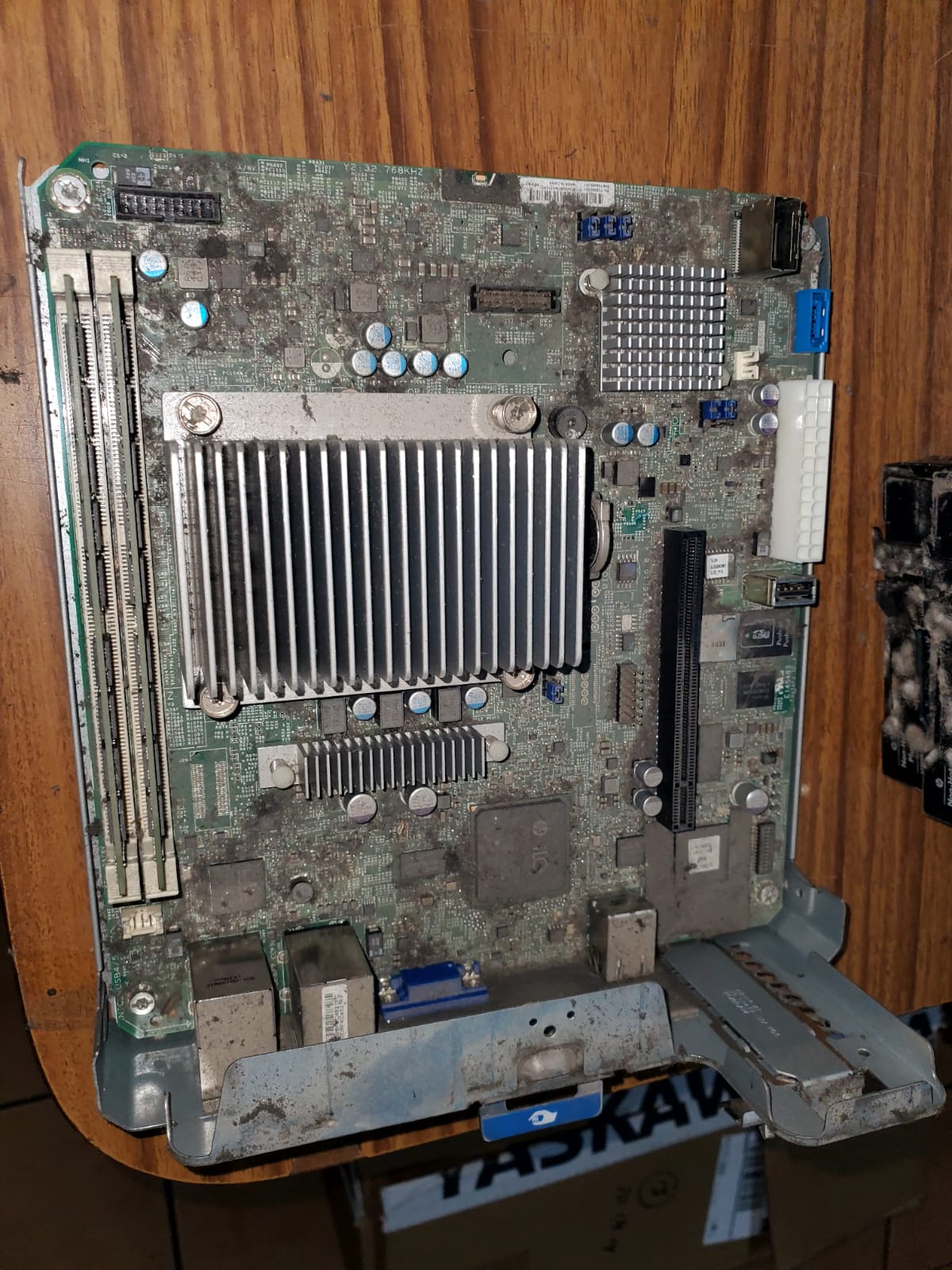 Placa base de servidor con polvo
